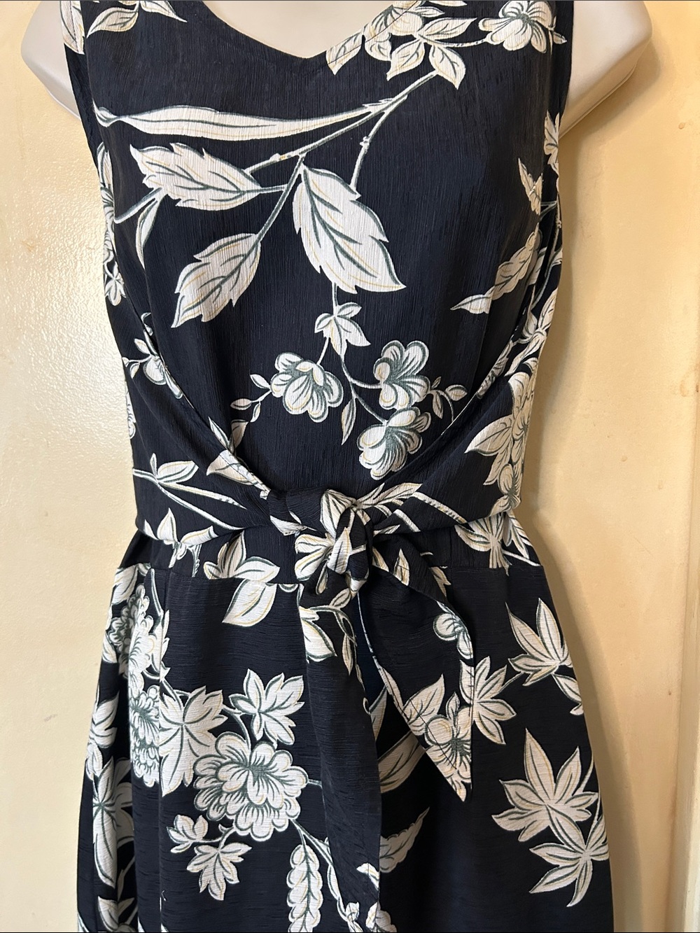 Tommy Bahama Black and White Floral Sleeveless Maxi Dress with Tie Waist size 10 - Picture 4 of 12